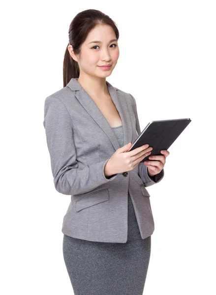 Aziatische jonge zakenvrouw in pak — Stockfoto
