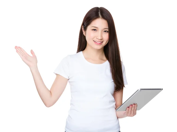 Mujer joven asiática en camiseta blanca — Foto de Stock