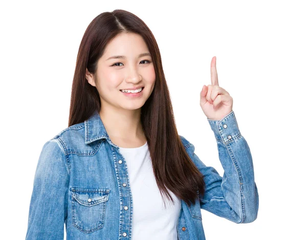 Asiatische junge Frau in Jeans-Shirt — Stockfoto