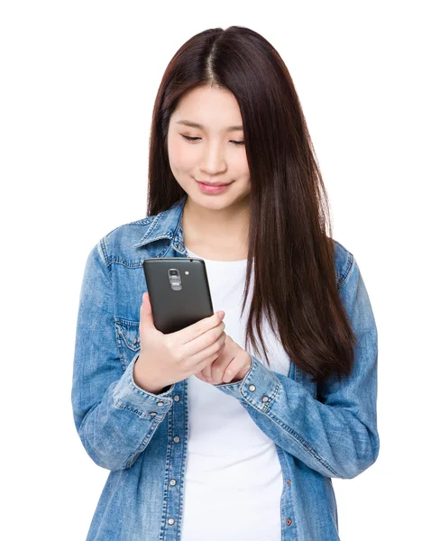 Aziatische jonge vrouw in spijkerbroek shirt — Stockfoto