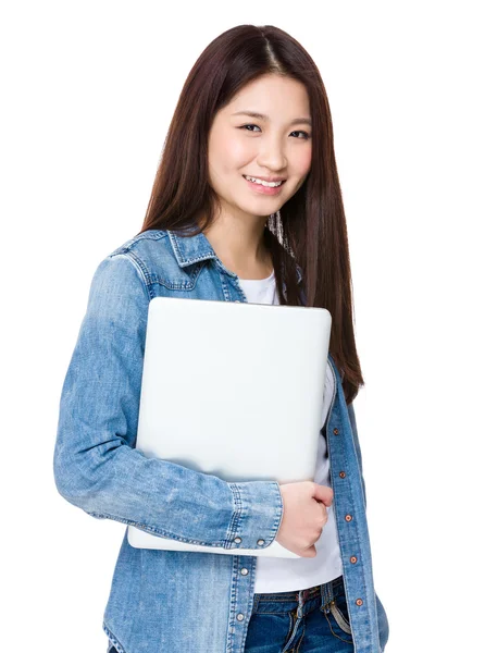 Aziatische jonge vrouw in spijkerbroek shirt — Stockfoto