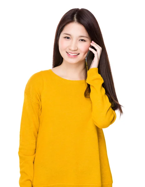 Mujer joven asiática en sudadera amarilla —  Fotos de Stock