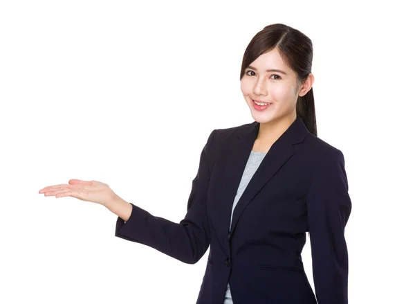 Asiatische junge Geschäftsfrau in Business-Anzug — Stockfoto