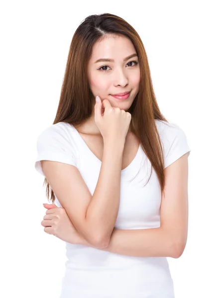 Aziatische jonge vrouw in wit t-shirt — Stockfoto