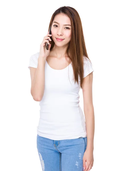 Azjatycki młodej kobiety w biały t-shirt — Zdjęcie stockowe