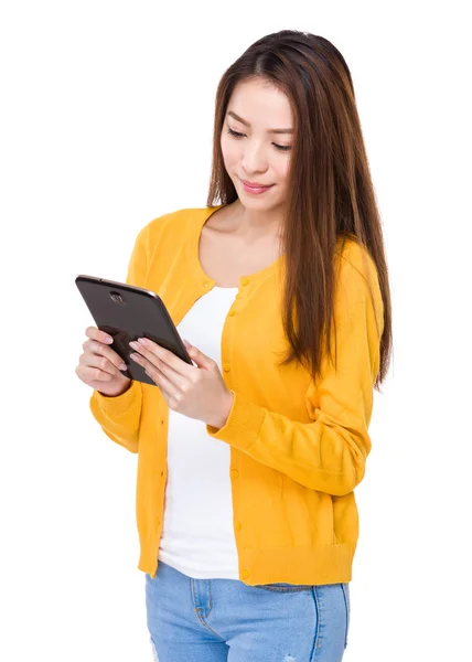 Aziatische jonge vrouw in gele vest — Stockfoto
