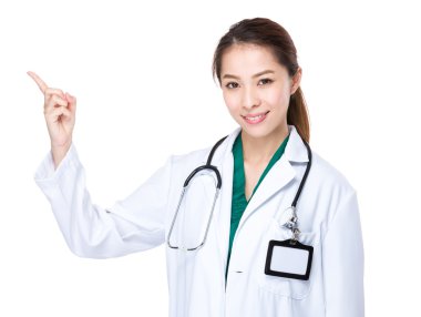 Asyalı kadın doktor beyaz ceket