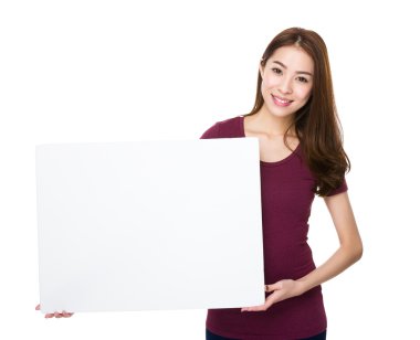 kırmızı t-shirt Asyalı genç kadın