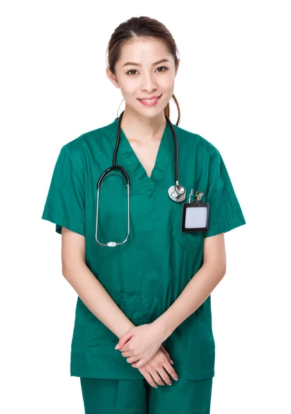 Asiatico donna medico in verde uniforme — Foto Stock