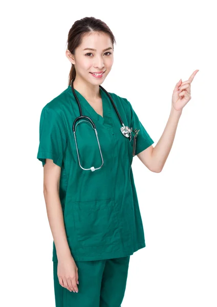 Азиатская женщина-врач в зеленой форме — стоковое фото