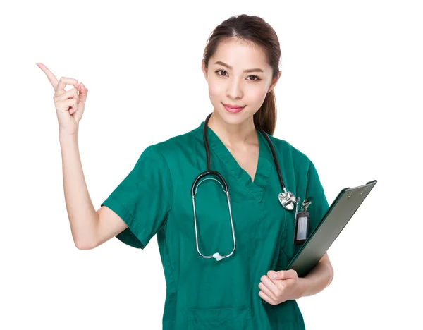 Aziatische vrouw arts in groene uniform — Stockfoto