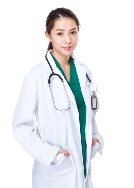 Asyalı kadın doktor beyaz ceket — Stok fotoğraf