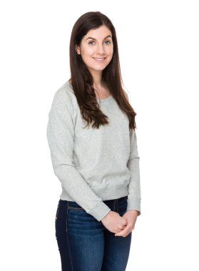 Gri süveterli genç beyaz kadın