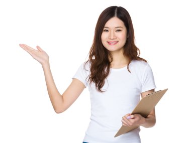 Beyaz t-shirt genç Asyalı kadın