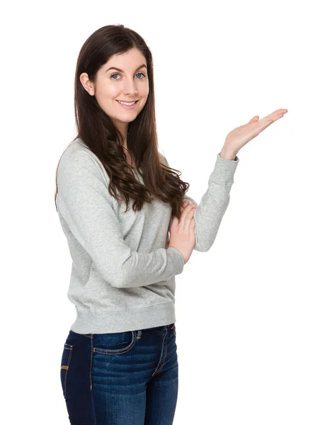 Mulher caucasiana jovem em camisola cinza — Fotografia de Stock