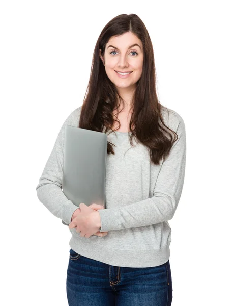 Unga kaukasiska kvinna i grå tröja — Stockfoto