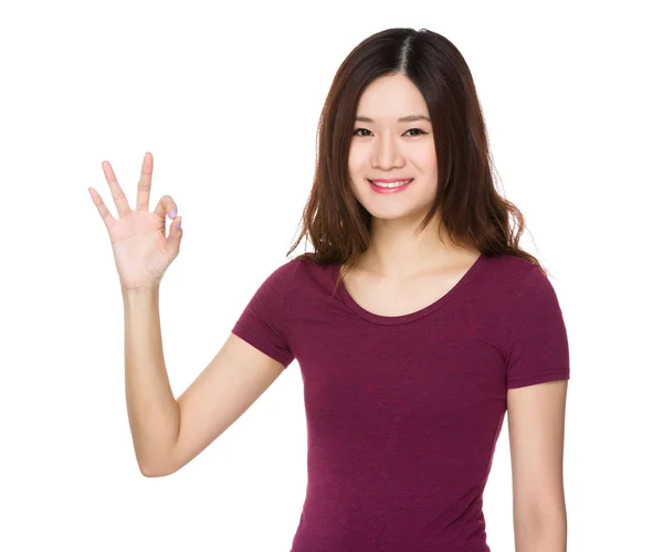 Jovem mulher asiática em vermelho t-shirt — Fotografia de Stock