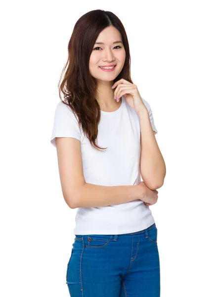 Jeune femme asiatique en T-shirt blanc — Photo