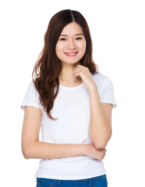 Молодая азиатка в белой футболке — стоковое фото