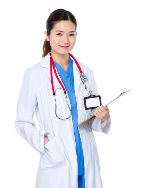 Asiático mulher médico no branco casaco — Fotografia de Stock