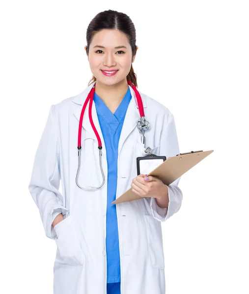 Asiático mujer médico en blanco abrigo — Foto de Stock