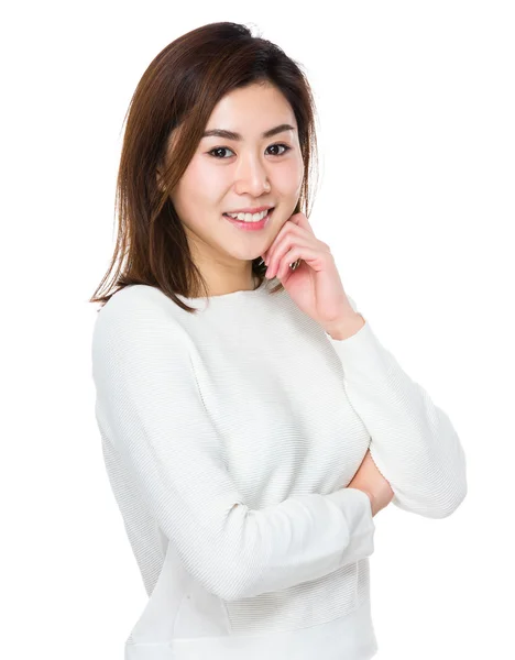 Junge asiatische Frau im weißen Pullover — Stockfoto