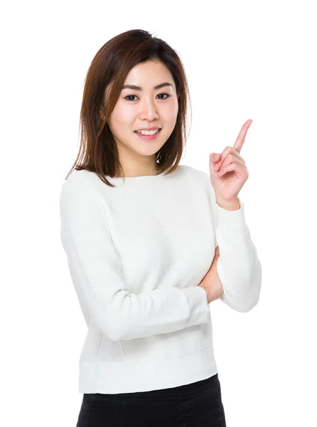 Giovane donna asiatica in maglione bianco — Foto Stock