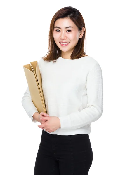 Giovane donna asiatica in maglione bianco — Foto Stock