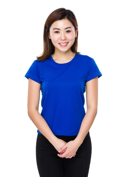 Genç Asyalı kadın mavi tişört içinde — Stok fotoğraf