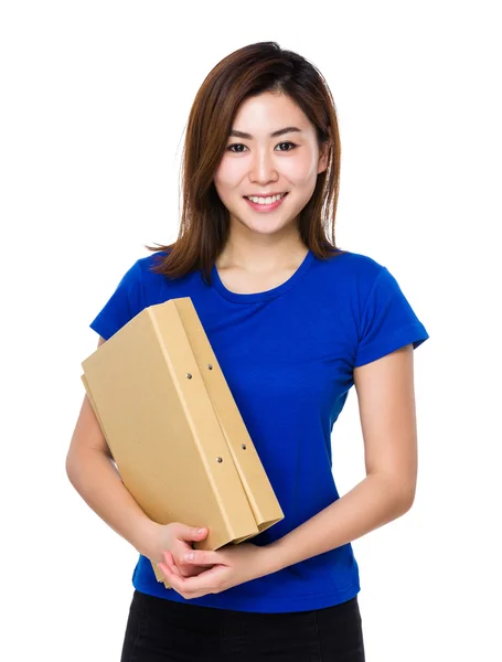 Молодая азиатка в синей футболке — стоковое фото