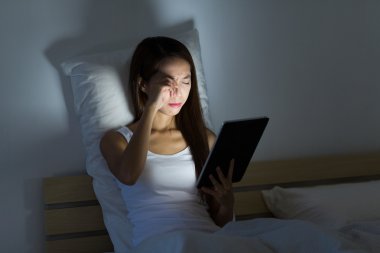 Asyalı kadın geceleri tablet kullanma