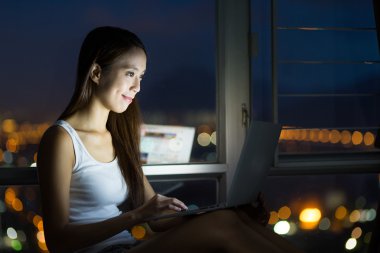 Geceleri dizüstü bilgisayar kullanan kadın