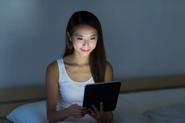 Frau mit digitalem Tablett im Bett — Stockfoto