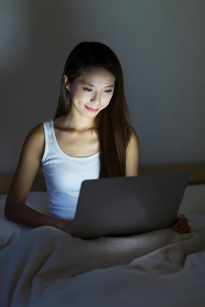 Wanita yang menggunakan komputer laptop di malam hari — Stok Foto