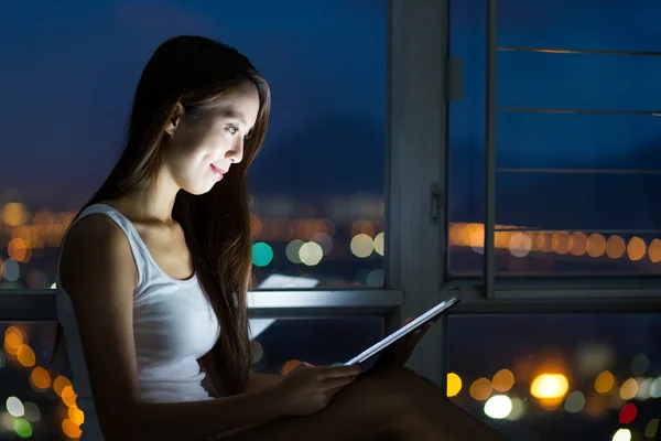 Mulher usando o tablet pc à noite — Fotografia de Stock