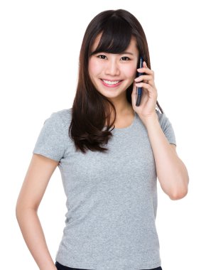 Asyalı genç kadın içinde gri t-shirt