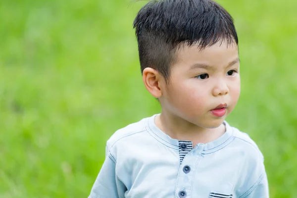 Schattige Aziatische kleine jongen — Stockfoto