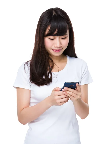 Mujer joven asiática en camiseta blanca — Foto de Stock