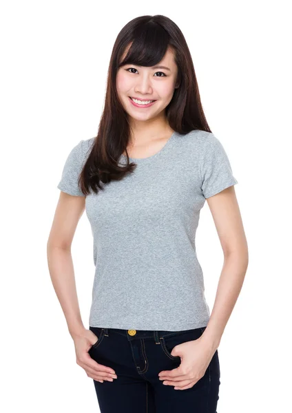 Asiatique jeune femme en gris t-shirt — Photo