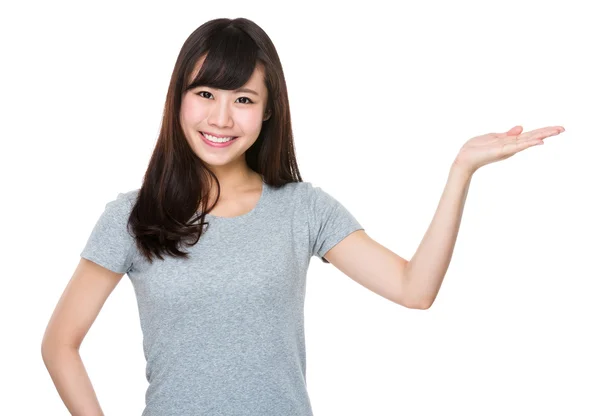 亚洲的年轻女子，穿着灰色 t 恤 — 图库照片