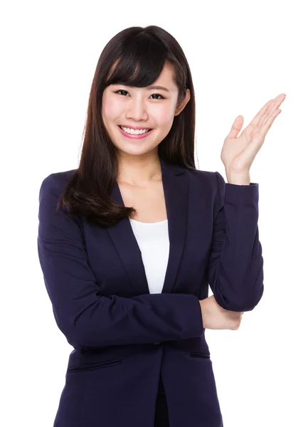 Asiatico businesswoman mostrando qualcosa — Foto Stock