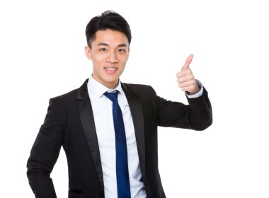 Baş parmağı havada bir iş adamı.