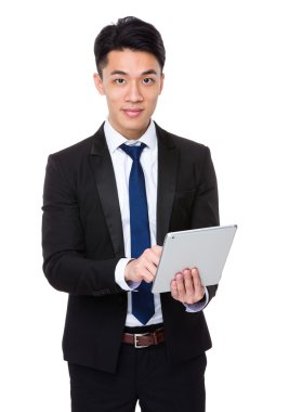 Tablet pc kullanan işadamı