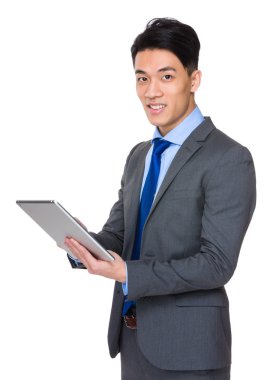 Tablet pc kullanan işadamı