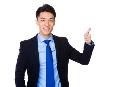 Baş parmağı havada bir iş adamı.