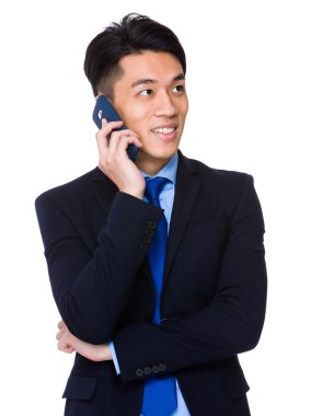 İş adamı cep telefonuyla konuşuyor.