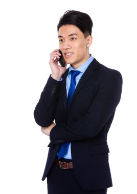 İş adamı cep telefonuyla konuşuyor.