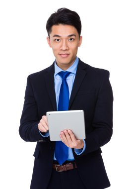 Tablet pc kullanan işadamı