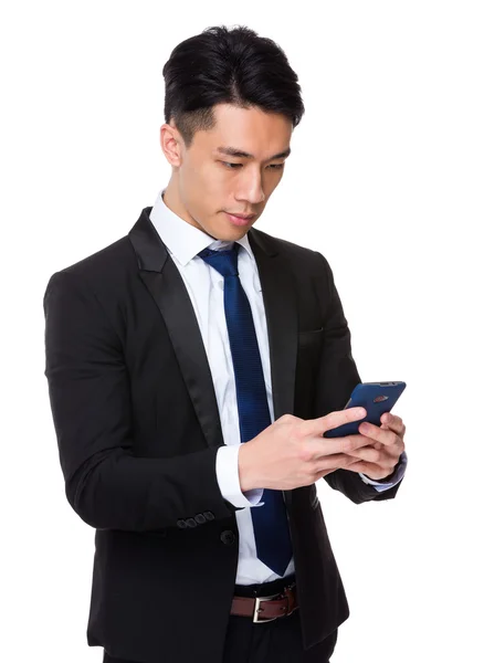 Hombre de negocios leyendo el mensaje en el teléfono celular —  Fotos de Stock