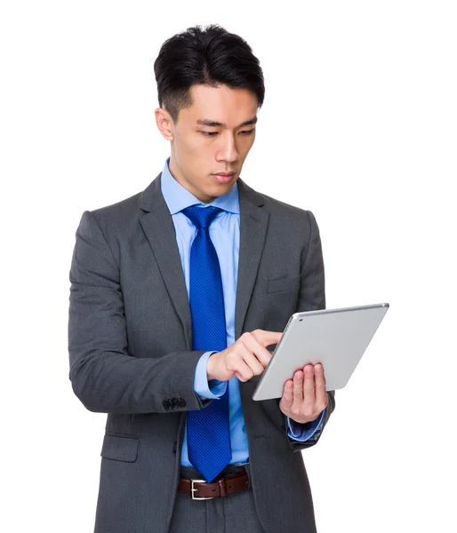 Empresário usando tablet — Fotografia de Stock